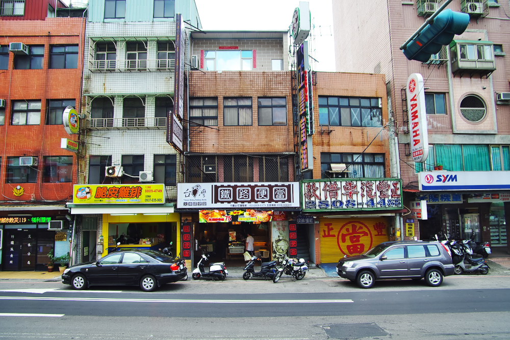 淡水到了。 又见台湾银行。 淡水河 淡水渔人码头位于台北县淡水镇，淡水河出海口右岸