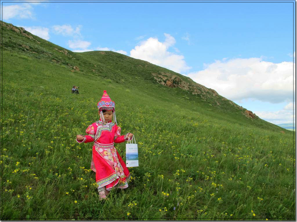 草原上的小姑娘