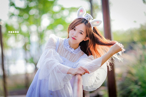 带可爱发箍的小姑娘