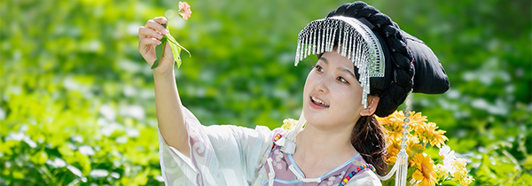 野槐林彝族服饰环境人像