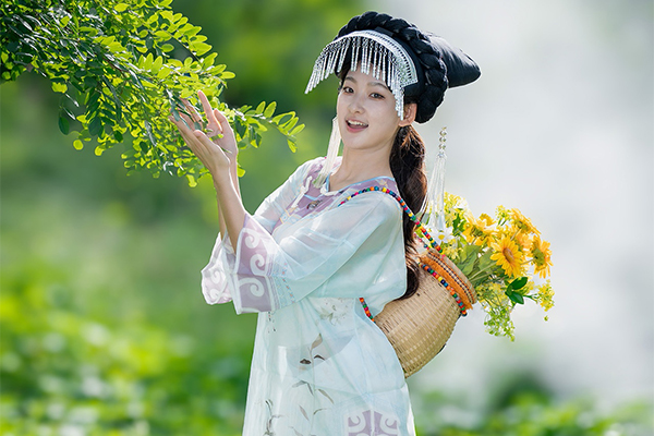 野槐林彝族服饰环境人像