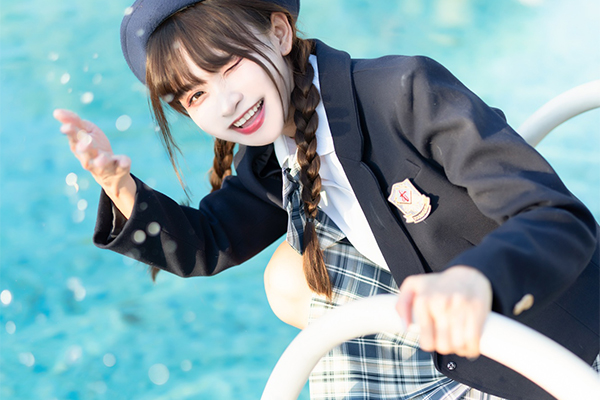 水边制服人像 I